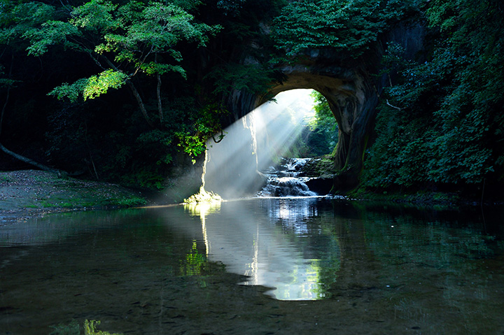 ハート形に光ることで話題となった清水渓流広場（濃溝の滝・亀岩の洞窟）　提供：千葉県君津市