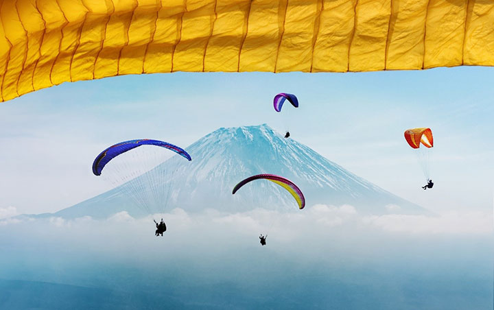 日本ならではのアウトドアアクティビティ「富士山パラグライダー」